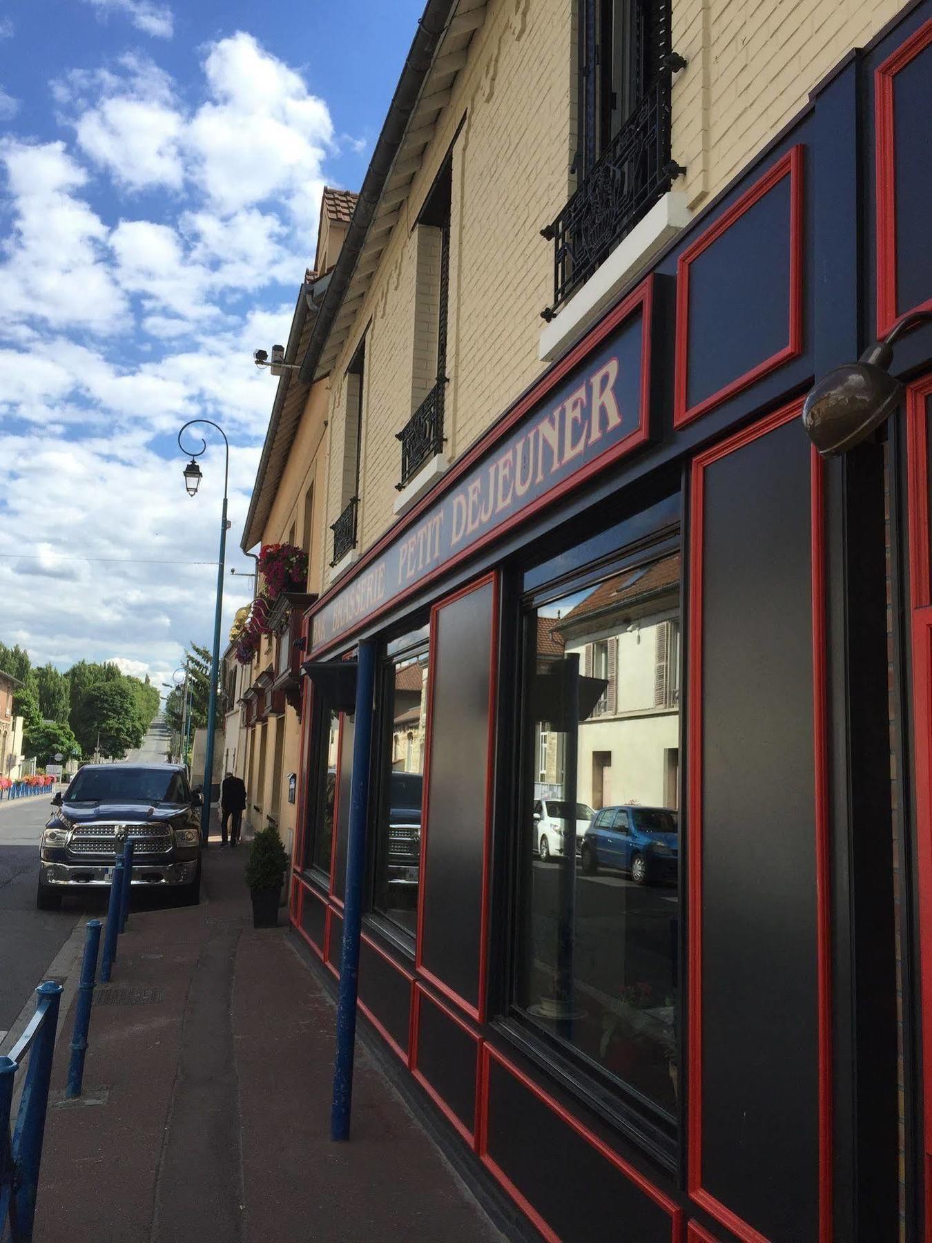 Le Celtic Hotel Le Thillay Exterior foto