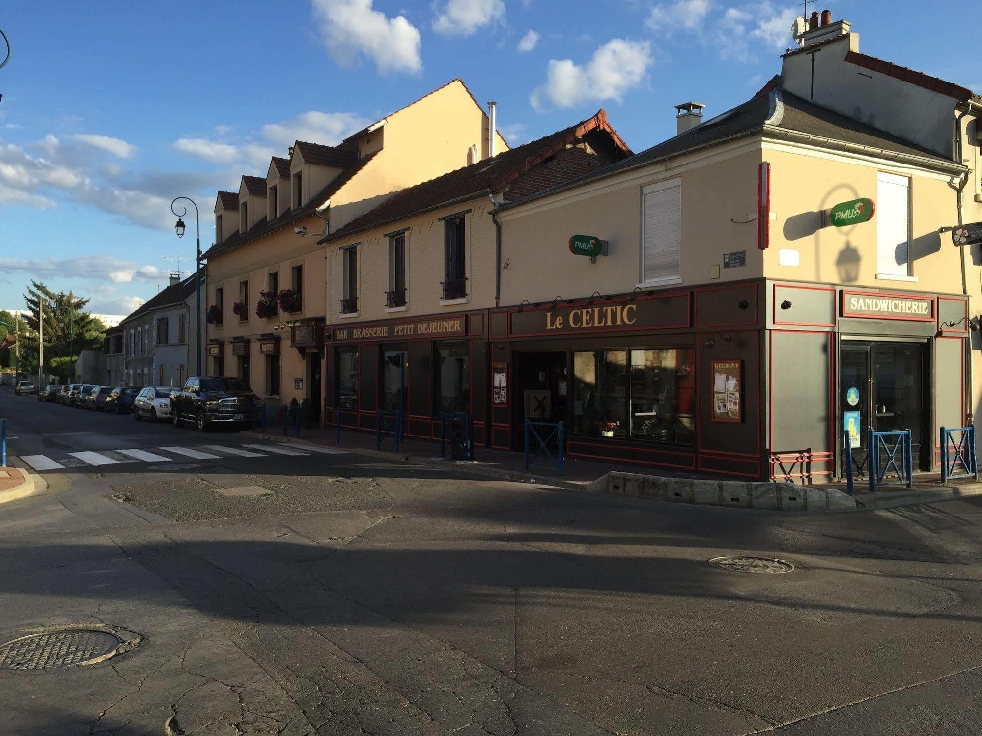 Le Celtic Hotel Le Thillay Exterior foto